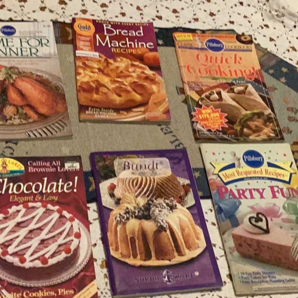 Vtg 6 Assorted Paperback Cookbooks, Pillsbury, Bundt, Land O Lakes & others